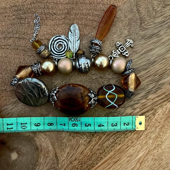 Beaded neutral tone charm bracelet - Picture 5 of 5